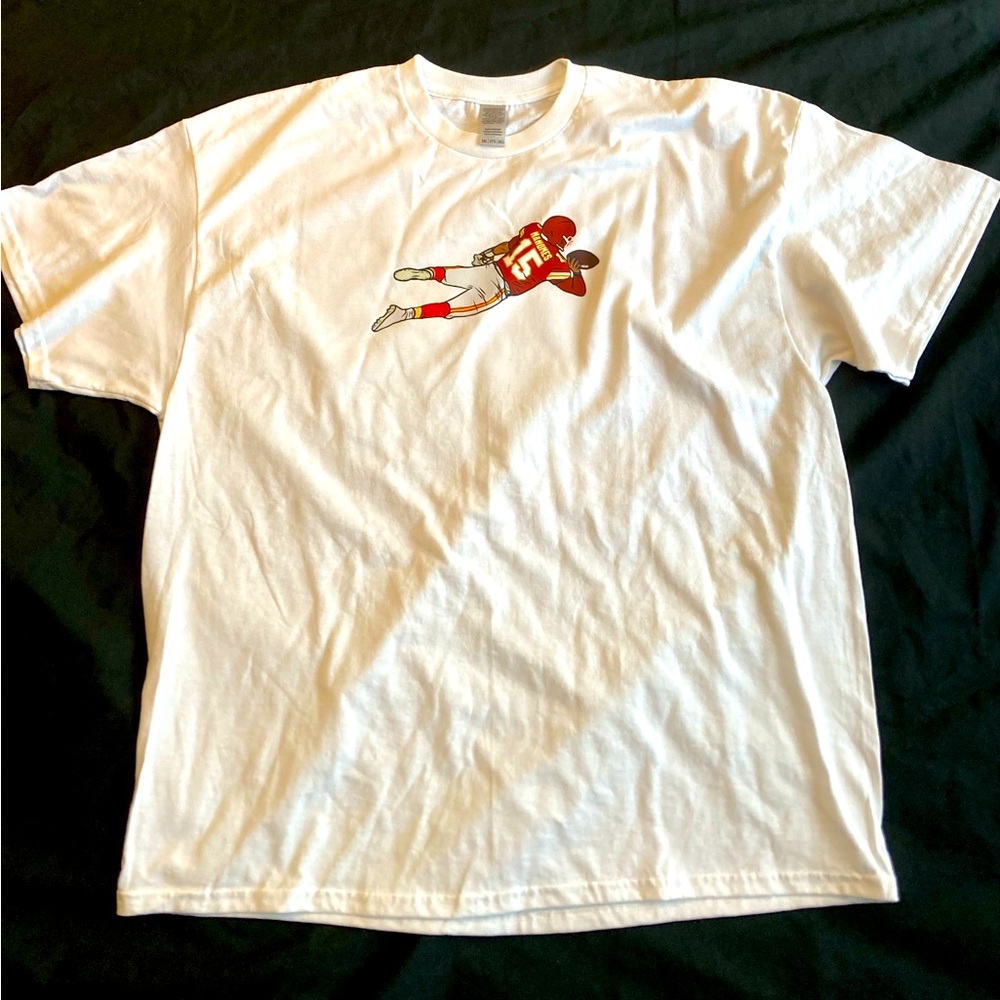 MaHomes Flying Pass Bandana NFL Chiefs Jersey Men’s White Tee NWT